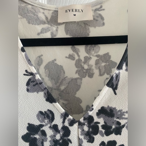 Everly Black and White Floral Dress - Picture 3 of 4